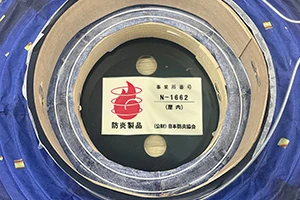 防炎シール貼り付け