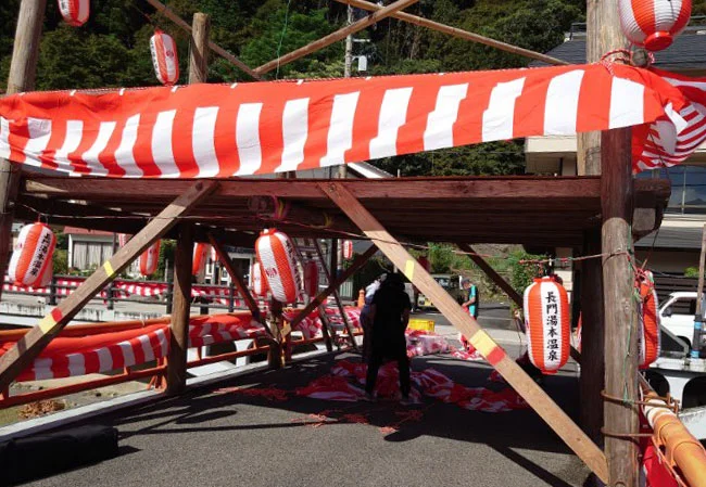 設置事例No.101 納涼祭の屋外装飾用9号長型ビニール提灯使用風景櫓に取付