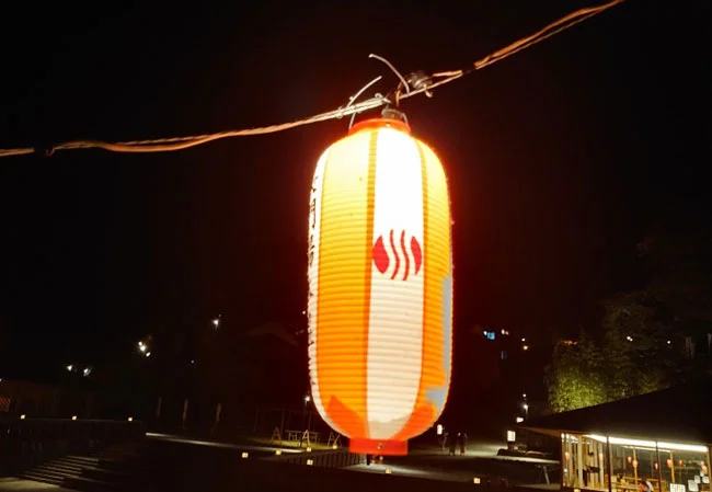 設置事例No.101 納涼祭の屋外装飾用9号長型ビニール提灯使用風景ライトアップ