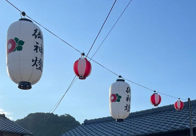 設置事例No.102 御神燈デザインの12号長型ビニール提灯お昼使用風景