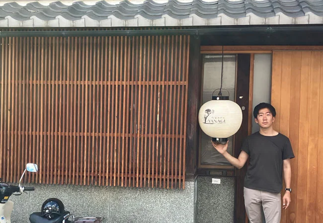 設置事例No.107 一棟貸しホテル様の看板用尺五丸型和紙提灯使用写真