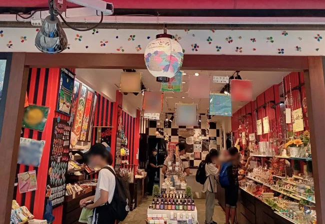 設置事例No.108 お土産屋様の店外装飾用10号丸型フルカラー和紙提灯使用風景店頭設置写真