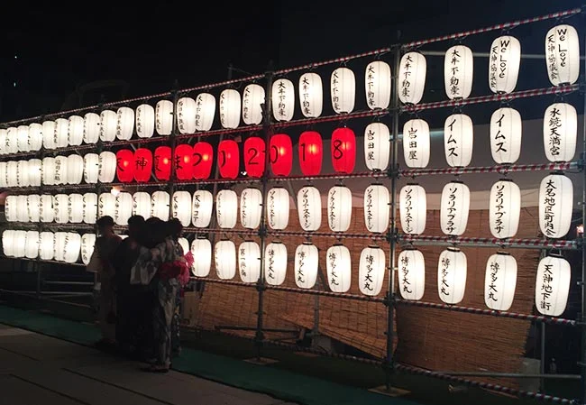 設置事例No.11 夏祭りの屋外装飾用9号長型ビニール提灯使用写真