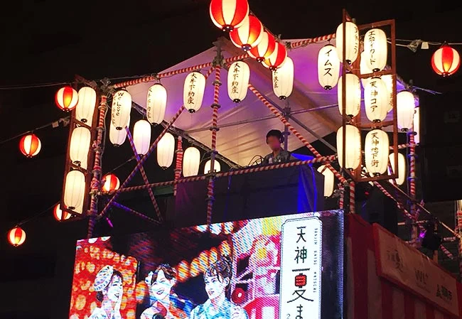 設置事例No.11 夏祭りの屋外装飾用9号長型ビニール提灯使用風景