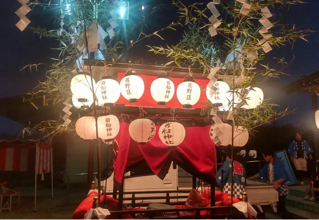 設置事例No.132 お祭りの神輿・山車装飾用9号丸型耐水和紙提灯使用写真