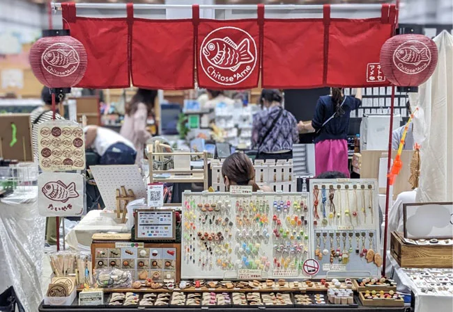 設置事例No.135手作り雑貨工房様の屋内イベント装飾用9号丸型和紙提灯使用写真