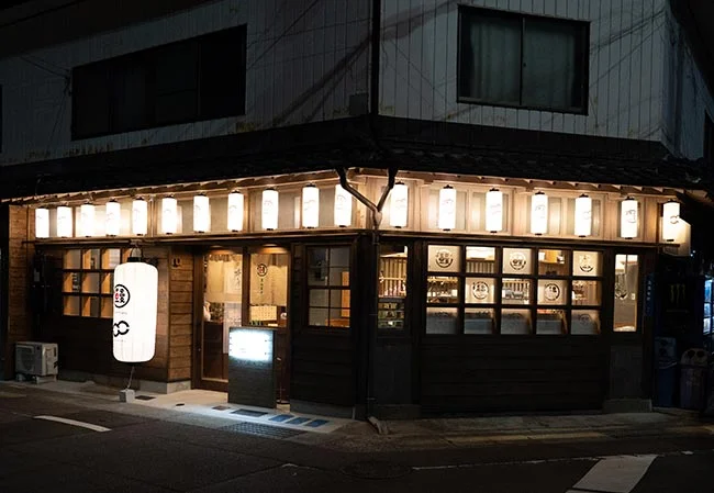 設置事例No.15 鰻と日本酒専門店様の店外装飾用博多長ビニール提灯、7号桶型提灯使用風景