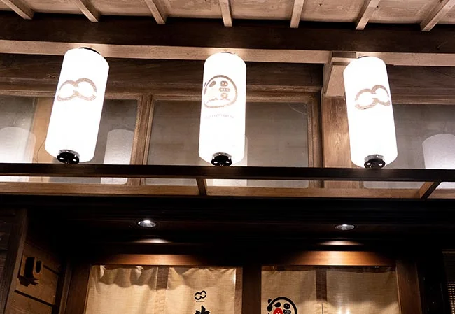 設置事例No.15 鰻と日本酒専門店様の店外装飾用博多長ビニール提灯、7号桶型提灯使用風景