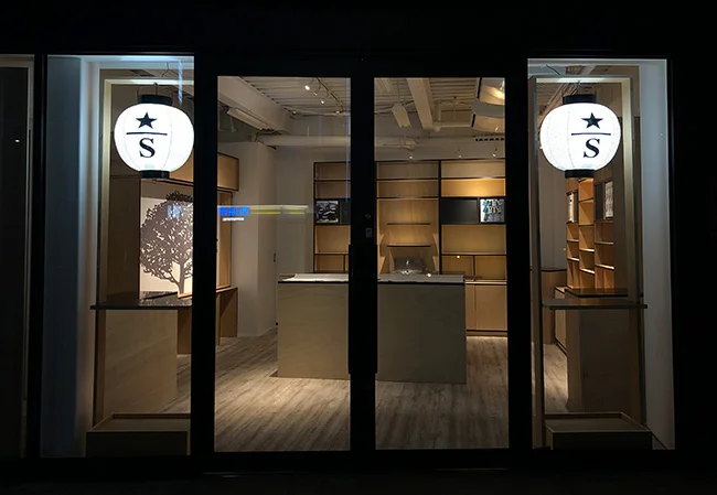 設置事例No.17 ボディケアブランド様の店外装飾用尺六丸和紙提灯使用風景