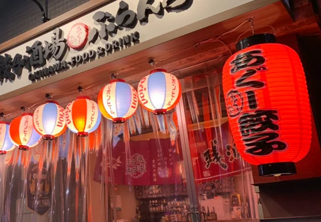 設置事例No.18 餃子酒場様の店外装飾用15号長型ビニール提灯使用写真