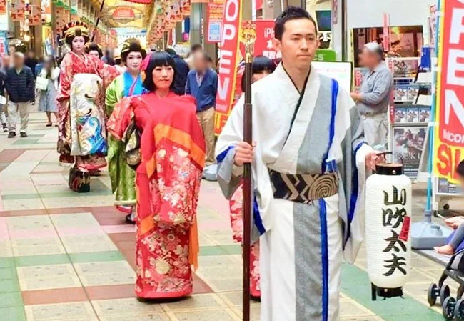 設置事例No.24 「お江戸 花魁道中ショー 美桜座」様のイベント用スーパージャンボ弓張和紙提灯使用写真