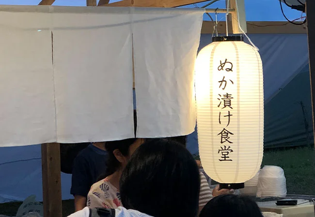 設置事例No.25 食堂様の屋外イベント装飾用9号長型ビニール提灯使用風景