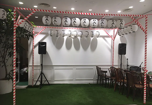 設置事例No.28 イベント会場ステージ装飾用9号丸型ビニール提灯使用風景