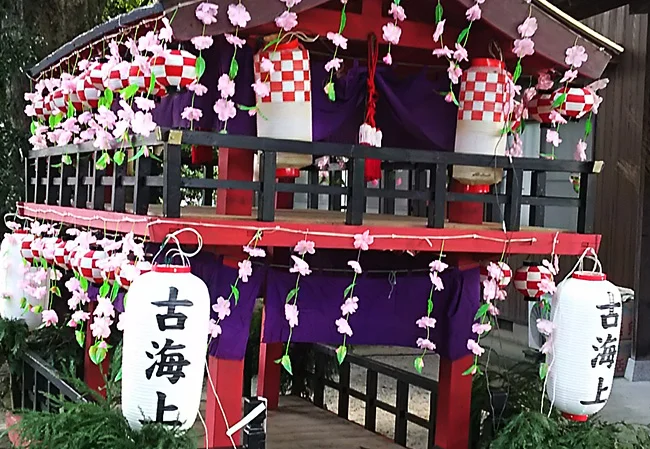 設置事例No.3 お祭りの山車装飾用9号長型ビニール提灯使用写真