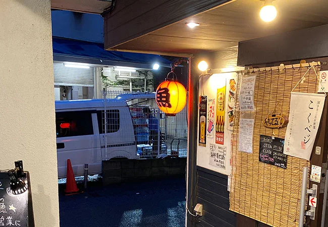 設置事例No.35 居酒屋様の店外装飾用13号丸型ビニール提灯使用風景