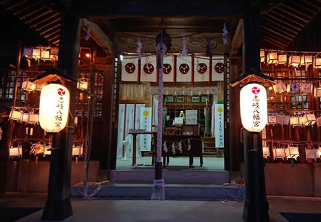設置事例No.36 神社様に設置する12号長型ビニール提灯使用写真