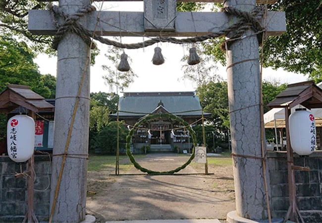 設置事例No.36 神社様に設置する12号長型ビニール提灯使用風景