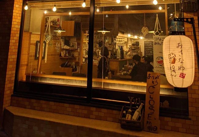 設置事例No.45 沖縄料理店様の店外装飾用14号堂島ビニール提灯使用写真