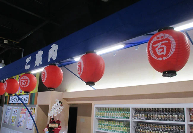 設置事例No.54 クレーンゲームセンター様の店舗装飾用10号・13号丸型ビニール提灯使用風景イメージ
