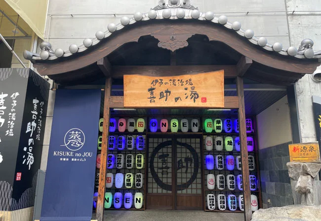 設置事例No.62 温浴施設様の店外装飾用9号長型ビニール提灯使用風景カラフル照明点灯時
