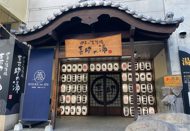 設置事例No.62 温浴施設様の店外装飾用9号長型ビニール提灯使用風景白色照明点灯時