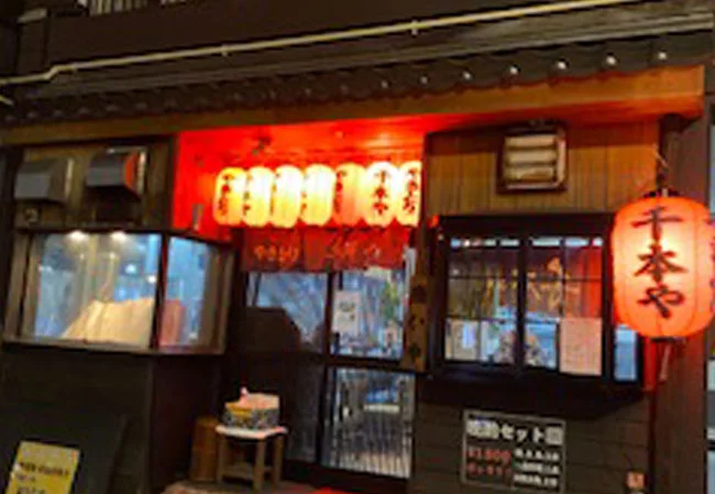 設置事例No.64 焼鳥屋様の店舗看板・装飾用9号長型・17号長型ビニール提灯使用写真