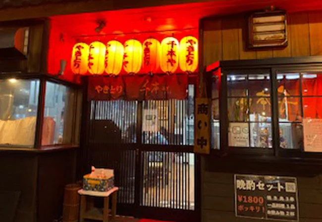 設置事例No.64 焼鳥屋様の店舗看板・装飾用9号長型ビニール提灯使用風景