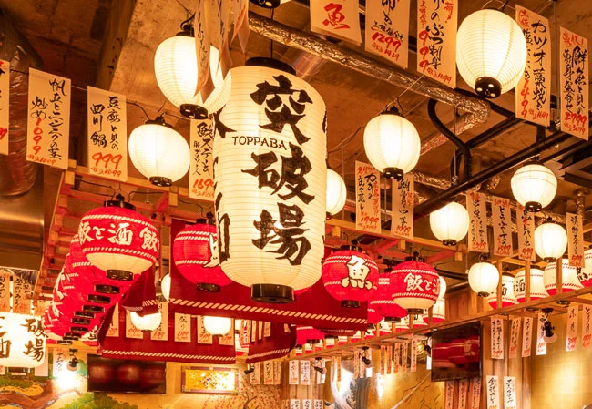 設置事例No.65 居酒屋様の店舗装飾用中看板耐水和紙提灯使用風景
