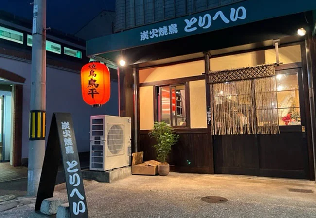 設置事例No.69 焼き鳥店様の店舗看板用17号長型ビニール提灯使用写真