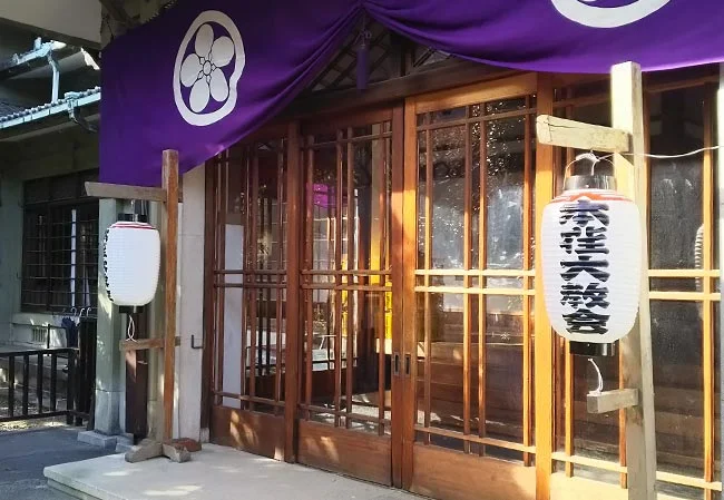設置事例No.7 教会様の屋外装飾用15号長型ビニール提灯使用イメージ