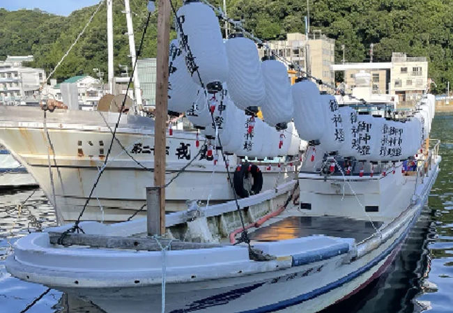 設置事例No.72 提灯船の御神燈用12号長型ビニール提灯使用写真
