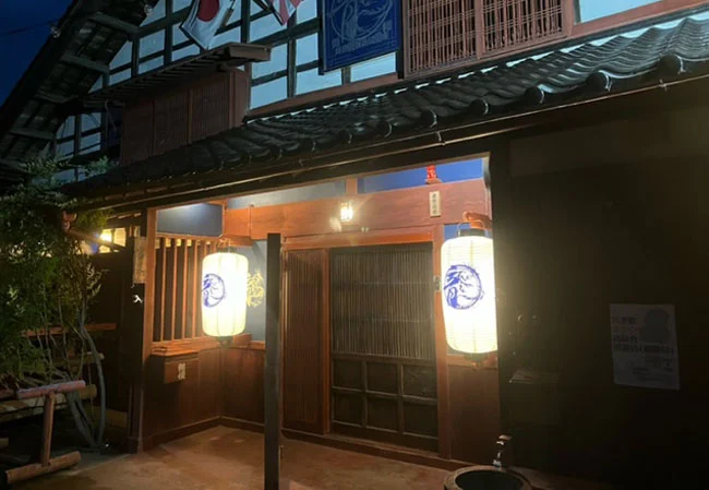 設置事例No.73 古民家宿様の入り口装飾用中看板ビニール提灯近め使用風景