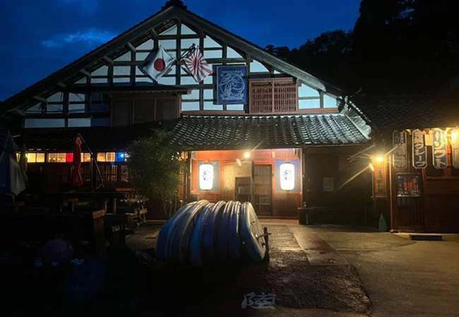 設置事例No.73 古民家宿様の入り口装飾用中看板ビニール提灯引き使用風景