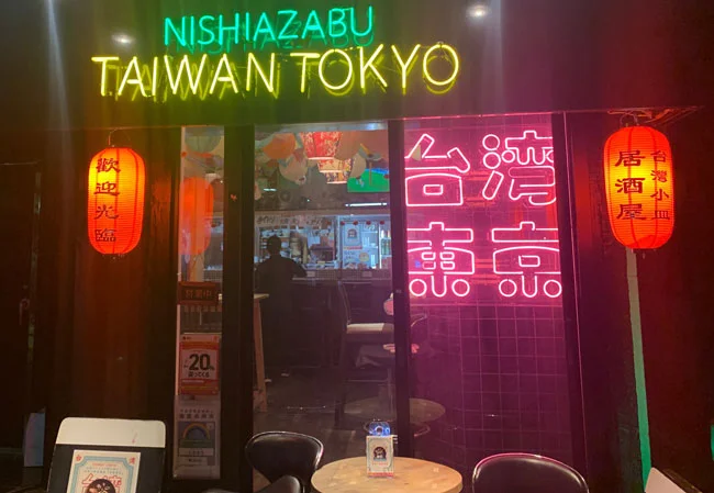 設置事例No.79 台湾料理店様の店頭装飾用9号長型ビニール提灯使用写真