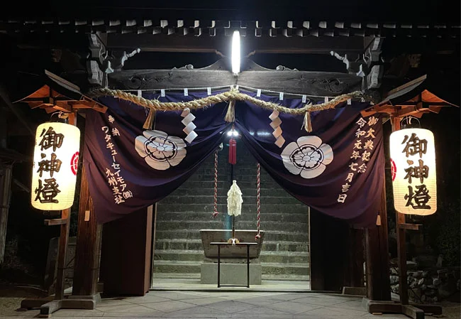 設置事例No.84 神社様の御神燈用大看板耐水和紙提灯使用風景ライトアップ写真