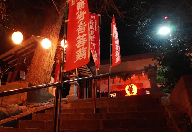 設置事例No.86 寺院様の本堂装飾用30号丸型ビニール提灯使用風景