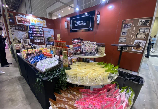 設置事例No.87 お菓子メーカー様の展示会用中太弓張和紙提灯使用風景ブース全体