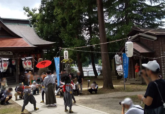 設置事例No.96 神社様のお祭り装飾用9号長型ビニール提灯使用風景日中
