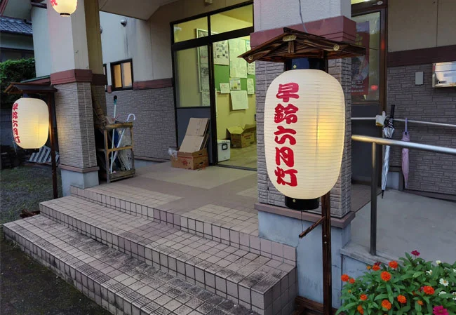 設置事例No.98お祭りのイベント会場屋外装飾用15号長型ビニール提灯使用風景夕暮れ