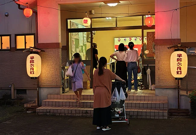 設置事例No.98お祭りのイベント会場屋外装飾用15号長型ビニール提灯使用風景夜間ライトアップ