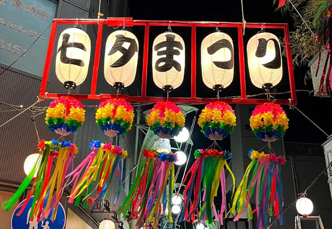 設置事例No.99 七夕祭りの屋外装飾用尺二長型ビニール提灯使用写真