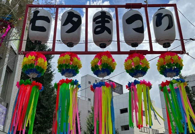 設置事例No.99 七夕祭りの屋外装飾用尺二長型ビニール提灯日中使用風景